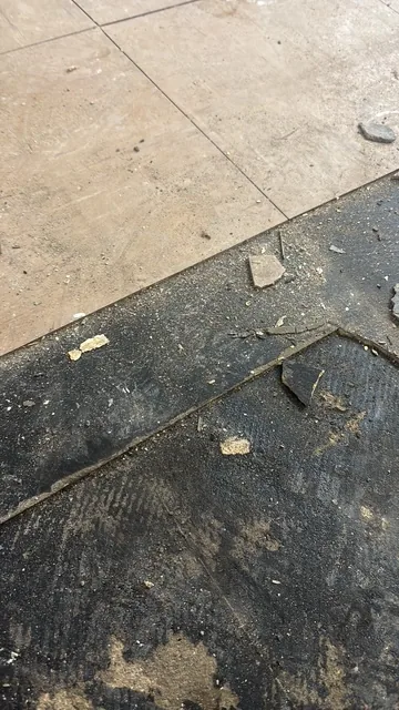 Black bitumen mastic floor removal in a SE12 flat